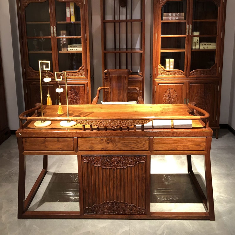 Bureau de style classique en bois massif